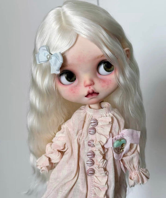 No. 002 — Pearl Blonde Mohair Doll Wig | 25–28 cm — wig shown for reference