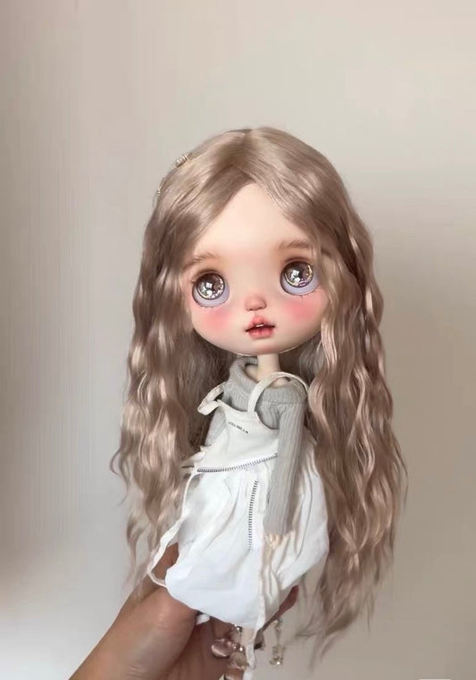 No. 003 — Light Ash Brown Mohair Doll Wig | 25–28 cm — wig shown for reference
